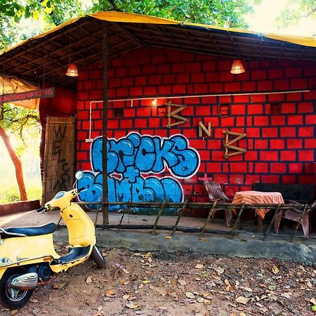 Bricks And Bamboo Hostel อันจูนา ภายนอก รูปภาพ