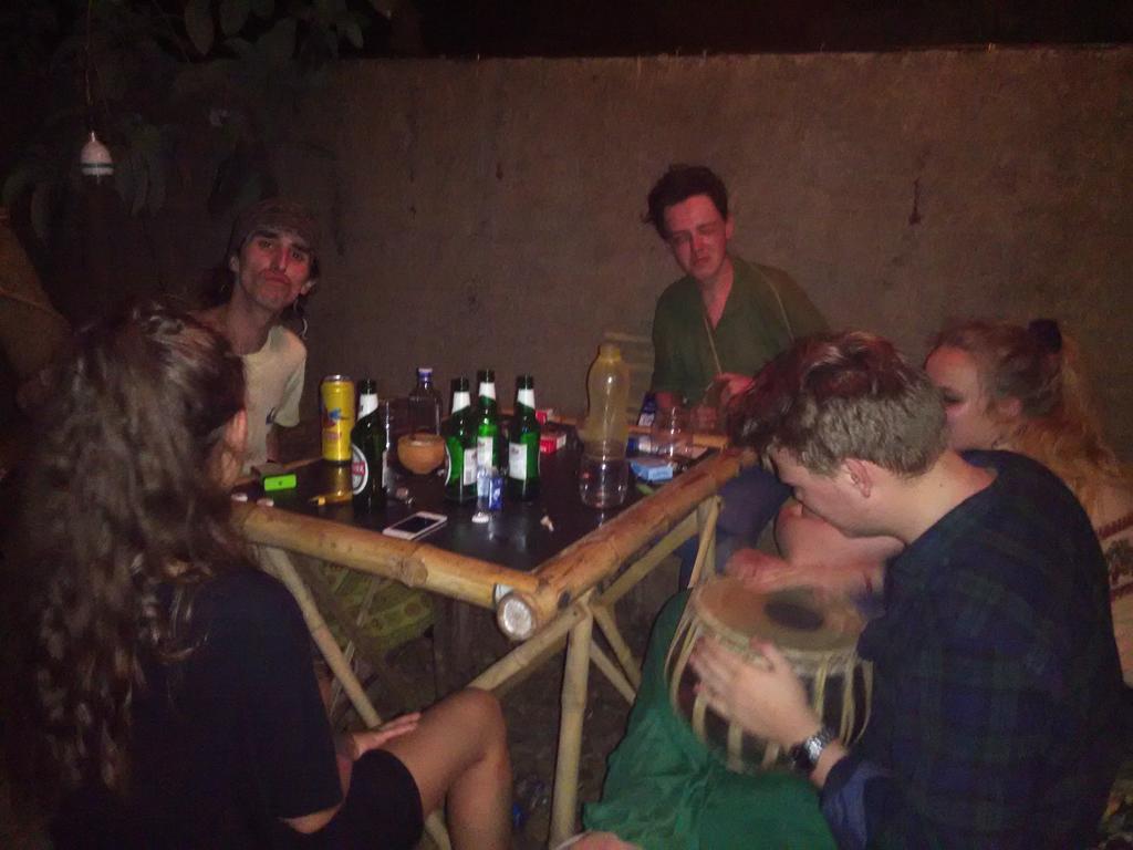 Bricks And Bamboo Hostel อันจูนา ภายนอก รูปภาพ
