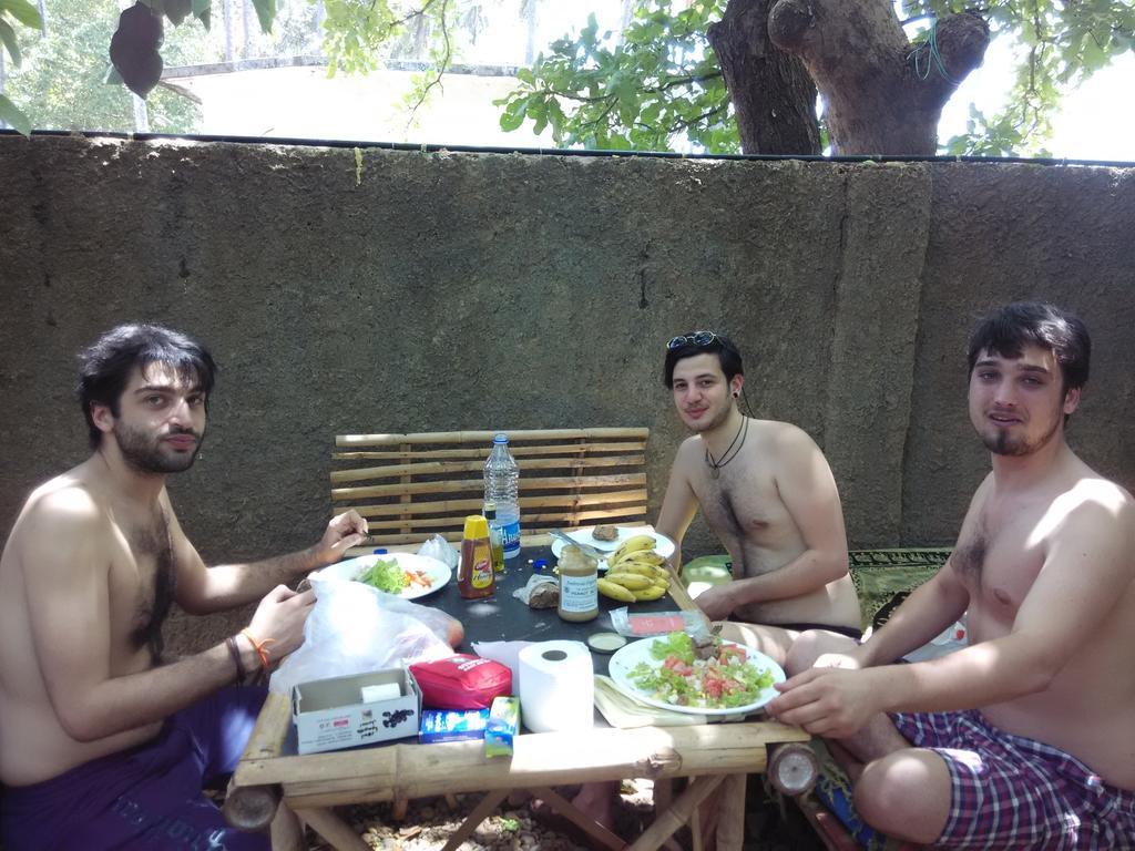 Bricks And Bamboo Hostel อันจูนา ภายนอก รูปภาพ