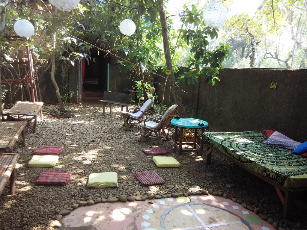 Bricks And Bamboo Hostel อันจูนา ภายนอก รูปภาพ
