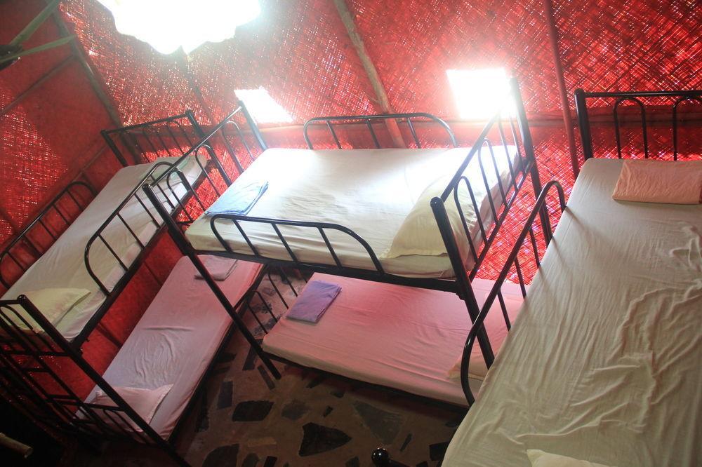 Bricks And Bamboo Hostel อันจูนา ภายนอก รูปภาพ