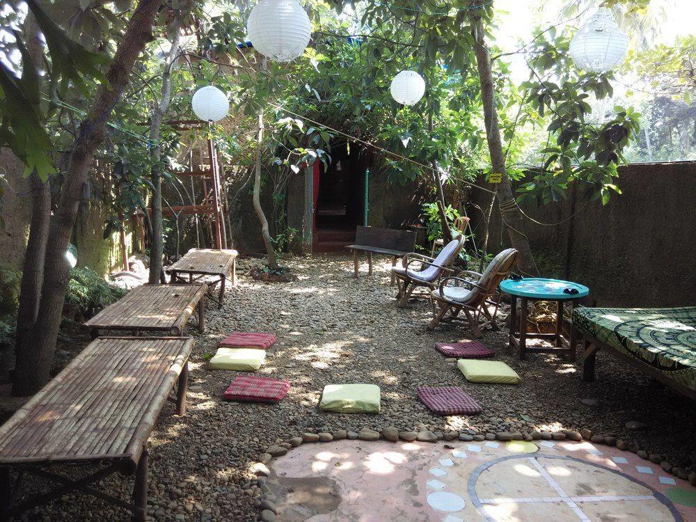 Bricks And Bamboo Hostel อันจูนา ภายนอก รูปภาพ