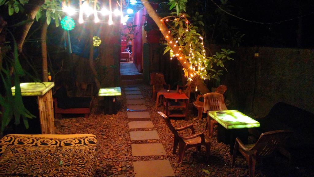 Bricks And Bamboo Hostel อันจูนา ภายนอก รูปภาพ