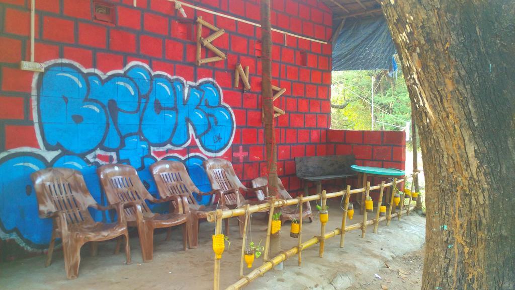 Bricks And Bamboo Hostel อันจูนา ภายนอก รูปภาพ