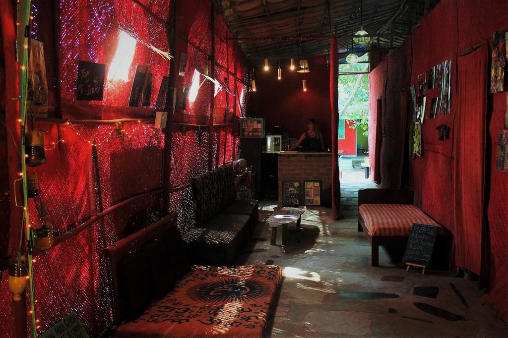 Bricks And Bamboo Hostel อันจูนา ภายนอก รูปภาพ