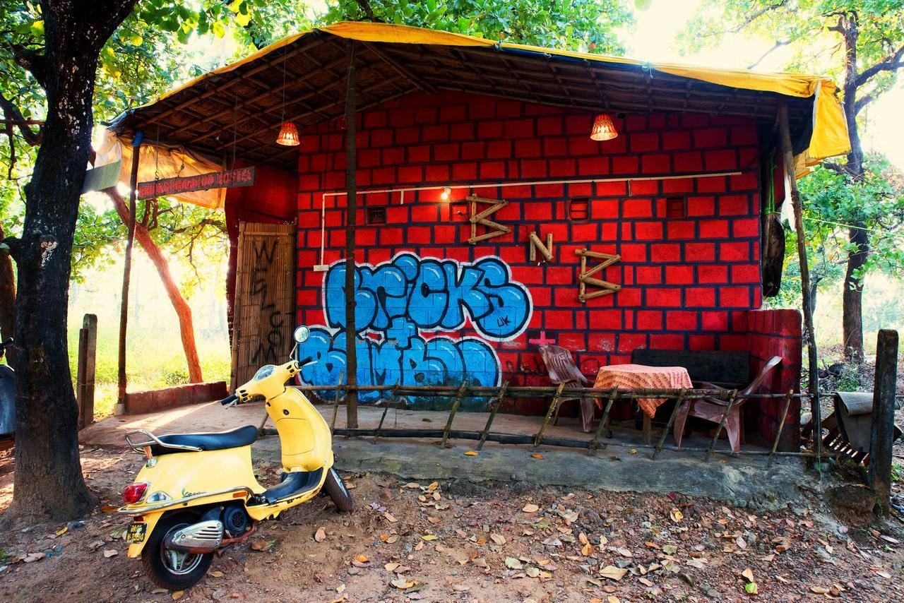 Bricks And Bamboo Hostel อันจูนา ภายนอก รูปภาพ