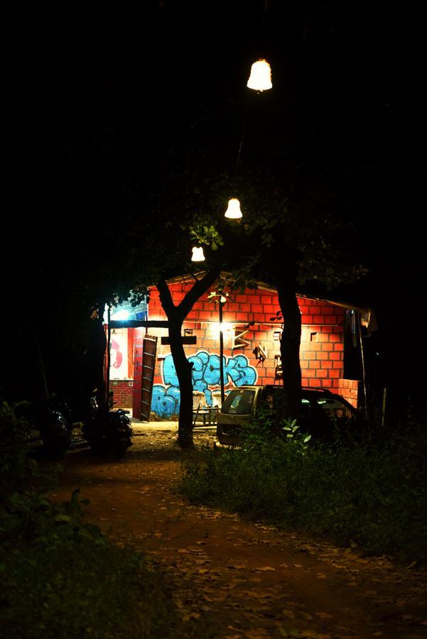 Bricks And Bamboo Hostel อันจูนา ภายนอก รูปภาพ